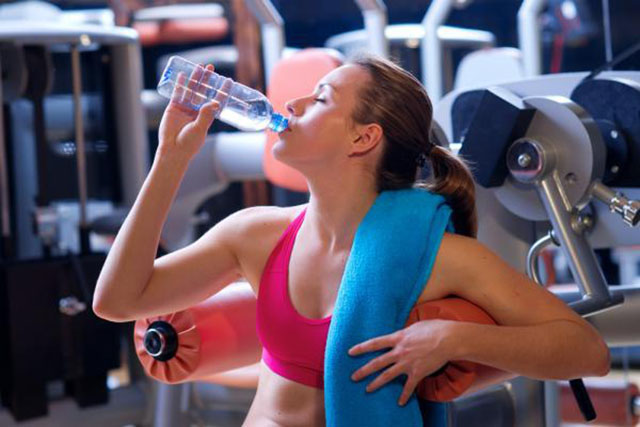 Cung cấp đủ nước cho cơ thể khi tập gym
