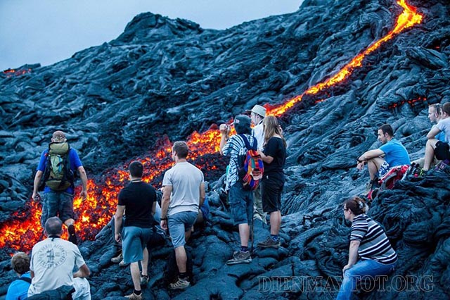 Núi lửa phun trào thu hút nhiều du khách
