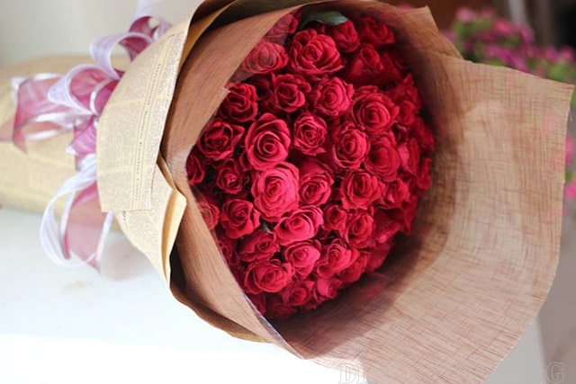Mua hoa hồng tặng bạn gái