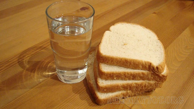 Dùng bánh mì nhúng nước chữa hóc xương